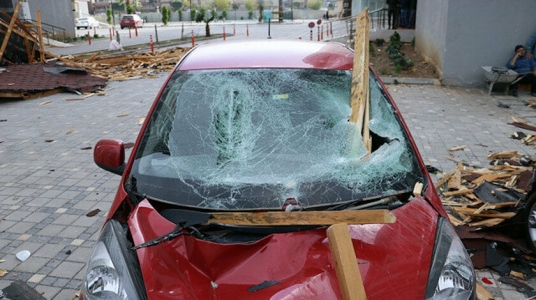 İskenderun’da fırtına nedeniyle uçan çatı otomobilleri kullanılamaz hale getirdi